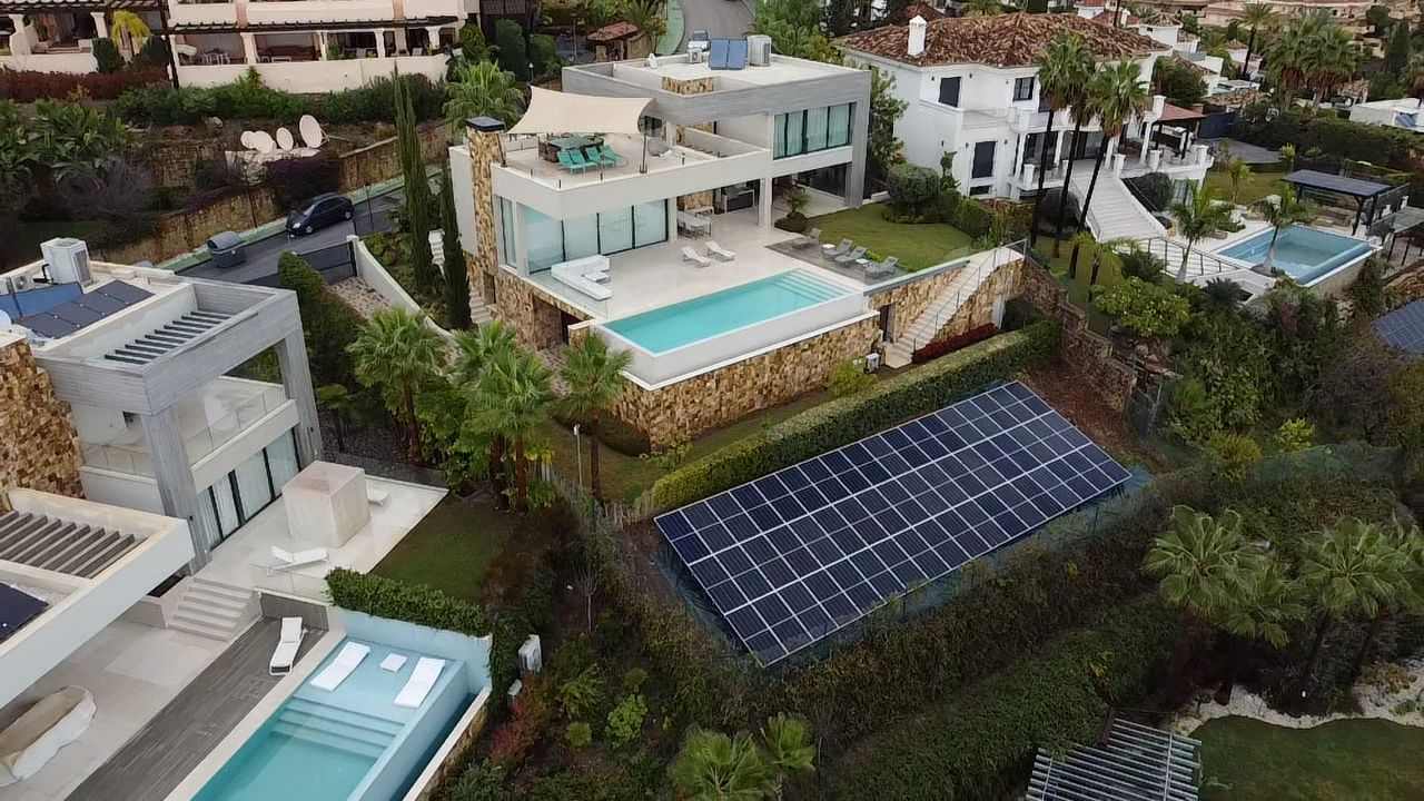 Detalle paneles Full Black integración perfecta