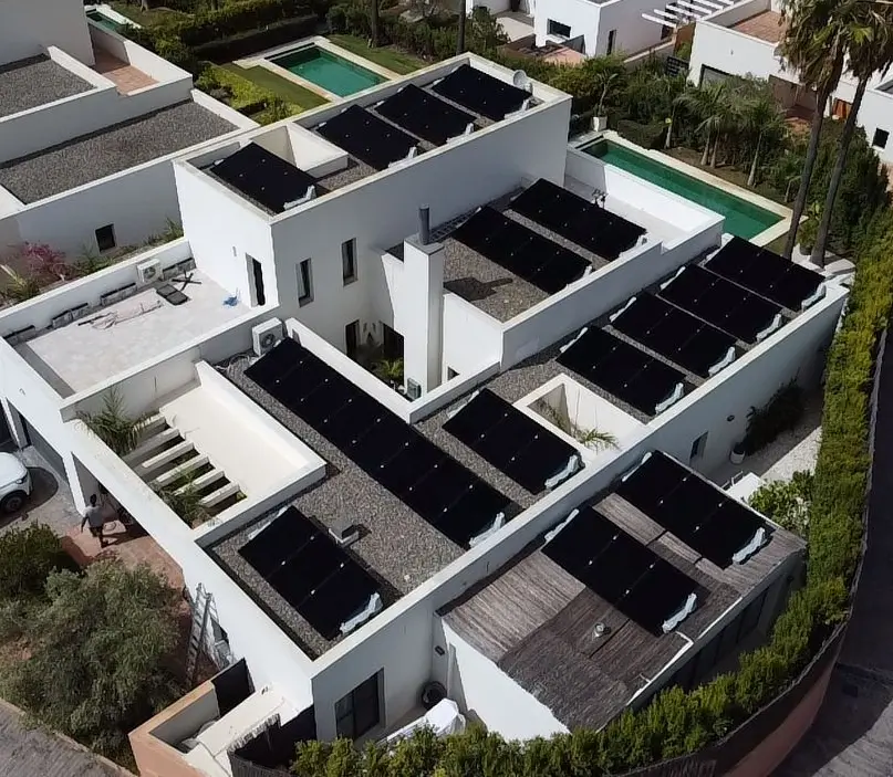 Detalle de los paneles solares montados en la villa